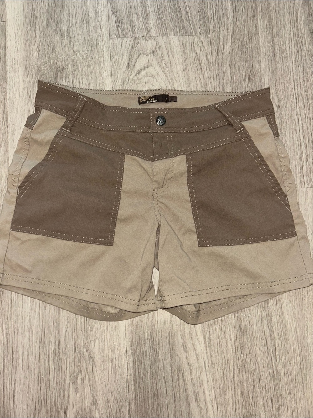 Prana women’s brown & tan cargo khaki hiking utility shorts size 8 like new